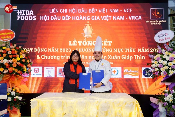 Hội Đầu bếp Hoàng Gia Việt Nam trao 50 phần quà cho người khó khăn - Anh 3