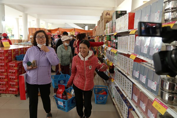 Hàng nghìn suất quà yêu thương đến với công nhân, người lao động nghèo Đà Nẵng - Anh 3
