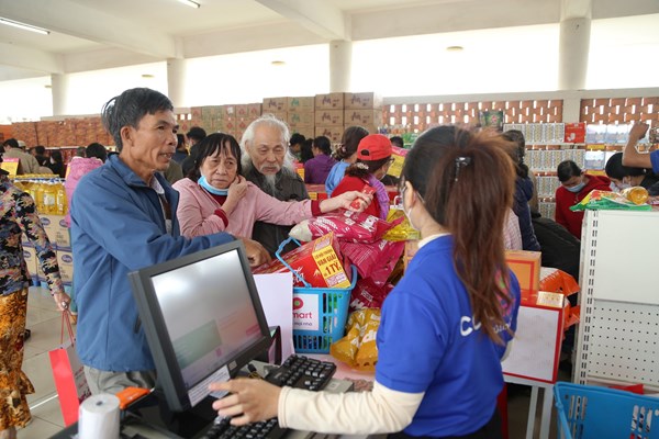 Hàng nghìn suất quà yêu thương đến với công nhân, người lao động nghèo Đà Nẵng - Anh 1