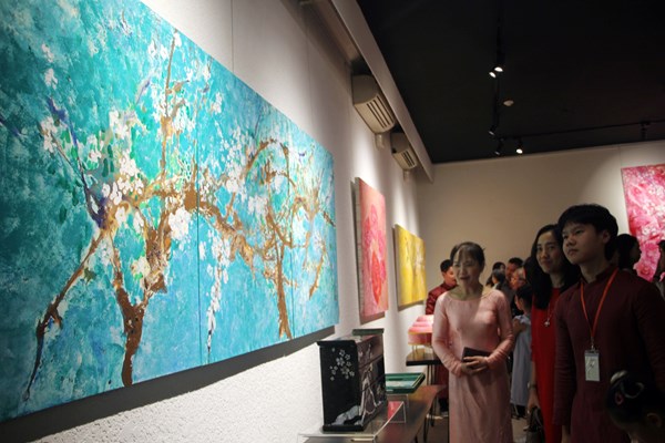 Khai mạc trưng bày nghề thủ công truyền thống và các tác phẩm mỹ thuật của họa sĩ Xèo Chu - Anh 3