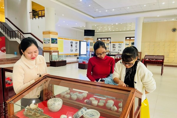 Trưng bày cổ vật từ tàu đắm Cù Lao Chàm: Phát huy vẻ đẹp gốm Chu Đậu - Anh 2