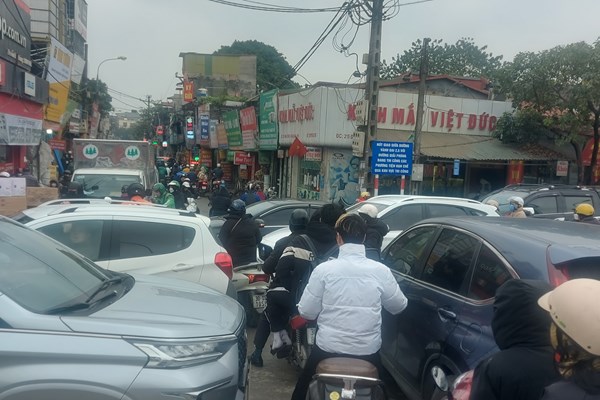 Ùn tắc giao thông những ngày cận Tết ở Hà Nội: Vẫn mãi điệp khúc “không vội được đâu” - Anh 2