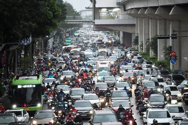Ùn tắc giao thông những ngày cận Tết ở Hà Nội: Vẫn mãi điệp khúc “không vội được đâu” - Anh 1