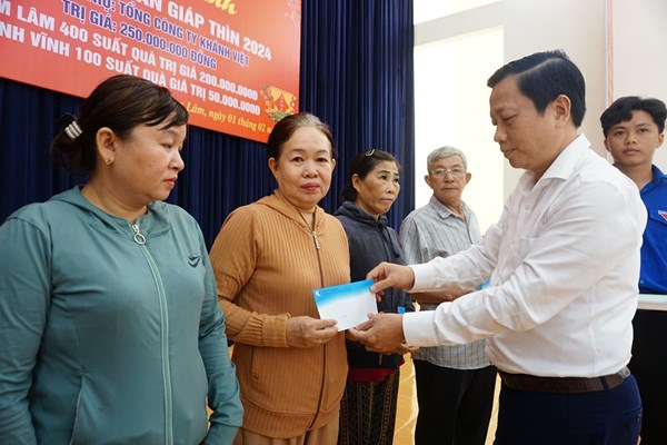 Khatoco Khánh Hòa trao tặng 1.500 suất quà Tết - Anh 1