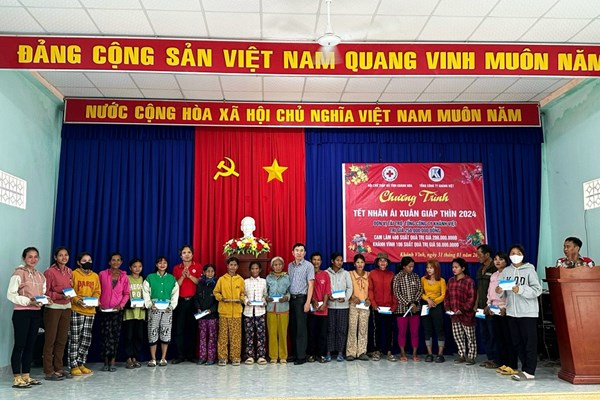 Khatoco Khánh Hòa trao tặng 1.500 suất quà Tết - Anh 3