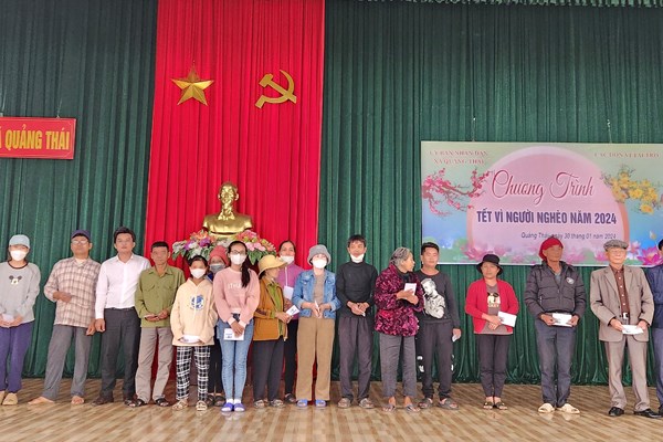 Báo Văn Hóa trao quà Tết cho hộ nghèo ở Thanh Hóa - Anh 1
