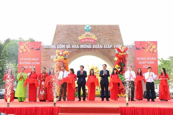 Khai mạc Đường gốm đỏ và hoa dài nhất Việt Nam - Anh 1