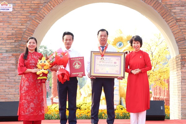 Khai mạc Đường gốm đỏ và hoa dài nhất Việt Nam - Anh 4