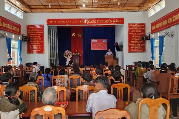 Báo Văn Hoá trao tặng quà Tết cho hộ nghèo ở Kon Tum, Quảng Ngãi - Anh 1