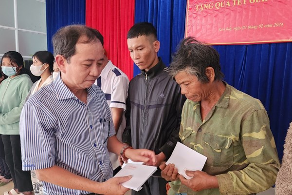 Báo Văn Hoá trao tặng quà Tết cho hộ nghèo ở Kon Tum, Quảng Ngãi - Anh 3