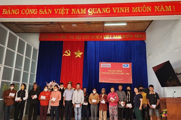Báo Văn Hoá trao tặng quà Tết cho hộ nghèo ở Kon Tum, Quảng Ngãi - Anh 2