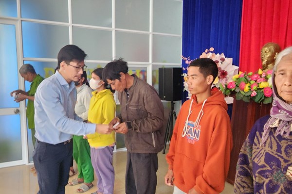 Báo Văn Hoá trao tặng quà Tết cho hộ nghèo ở Kon Tum, Quảng Ngãi - Anh 4