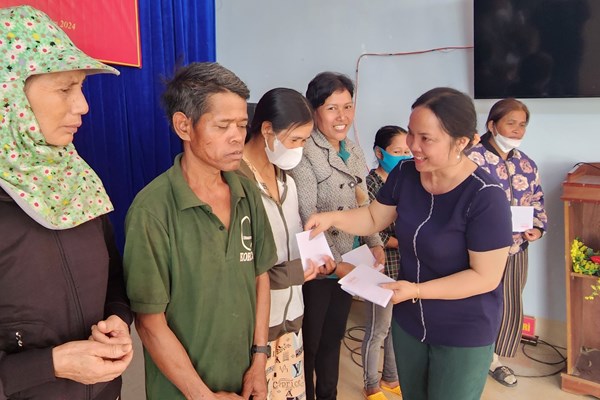 Báo Văn Hoá trao tặng quà Tết cho hộ nghèo ở Kon Tum, Quảng Ngãi - Anh 5