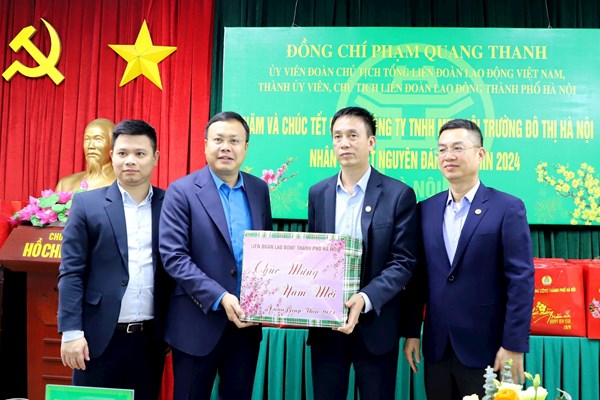 Chủ tịch LĐLĐ thành phố Hà Nội thăm, tặng quà URENCO nhân dịp năm mới - Anh 1