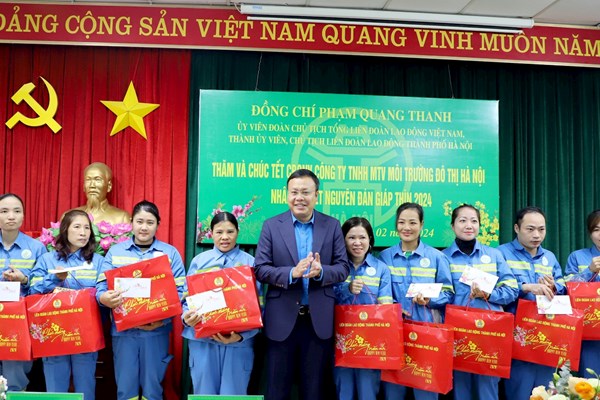 Chủ tịch LĐLĐ thành phố Hà Nội thăm, tặng quà URENCO nhân dịp năm mới - Anh 2