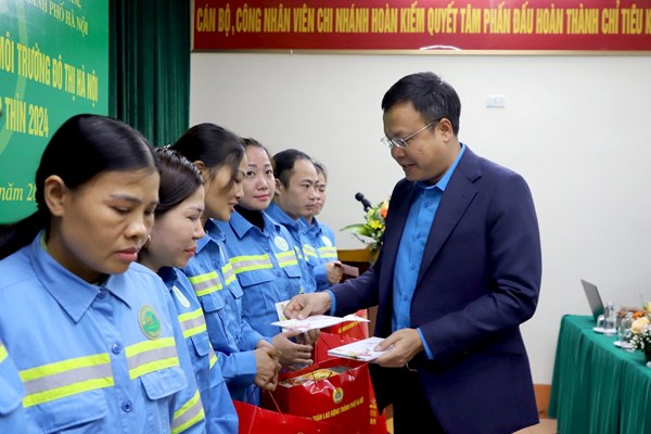 Chủ tịch LĐLĐ thành phố Hà Nội thăm, tặng quà URENCO nhân dịp năm mới - Anh 3
