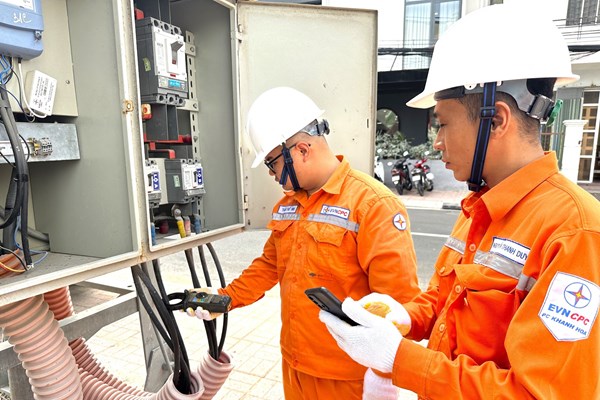 PC Khánh Hòa khuyến cáo người dân sử dụng điện an toàn trong dịp Tết - Anh 1