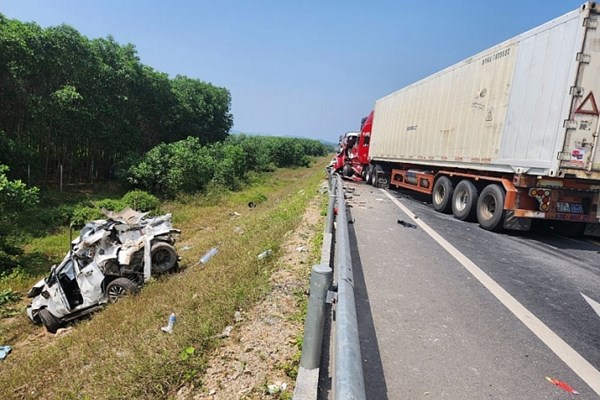 Tai nạn nghiêm trọng trên cao tốc Cam Lộ - La Sơn khiến 3 mẹ con thiệt mạng - Anh 1