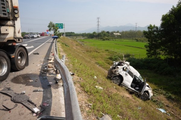 Khẩn trương làm rõ nguyên nhân tai nạn giao thông trên cao tốc Cam Lộ - La Sơn - Anh 1