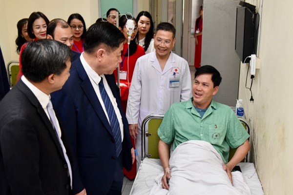 Trưởng Ban Tuyên giáo Trung ương thăm Bệnh viện Thể thao Việt Nam - Anh 3