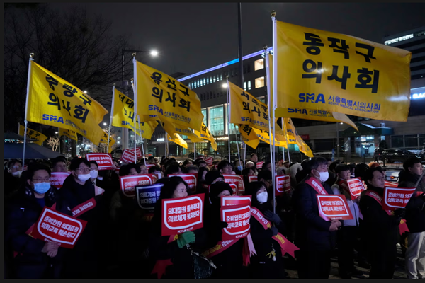 Hàn Quốc nâng mức cảnh báo y tế nghiêm trọng do hàng nghìn bác sĩ đình công - Anh 1