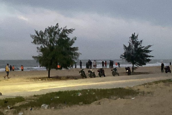 Sinh viên mất tích khi tắm biển tại Huế - Anh 2
