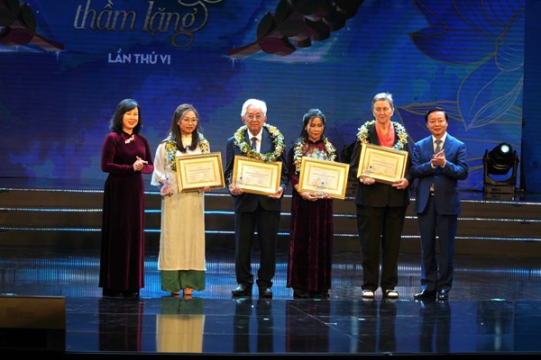 Tôn vinh Thầy thuốc Việt Nam và trao giải cuộc thi viết “Sự hy sinh thầm lặng” - Anh 4