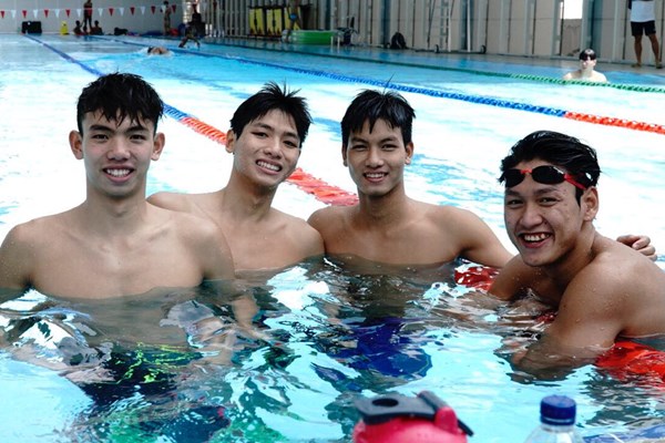 Huy Hoàng cùng các đồng đội giành 4 HCV giải bơi các nhóm tuổi châu Á - Anh 1