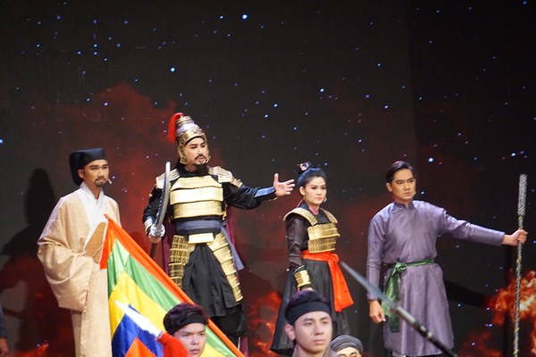 Diện mạo mới của sân khấu sử Việt - Anh 1