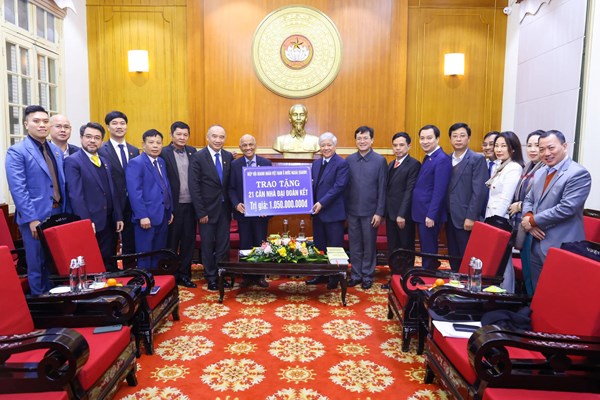 Hiệp hội Doanh nhân Việt Nam ở nước ngoài tặng 21 căn nhà cho tỉnh Điện Biên và các tỉnh Tây Bắc - Anh 1