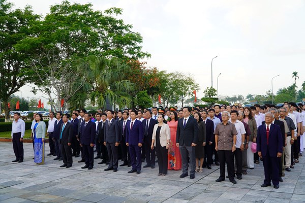 Dâng hương kỷ niệm 118 năm Ngày sinh Thủ tướng Phạm Văn Đồng - Anh 1