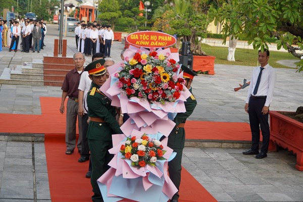 Dâng hương kỷ niệm 118 năm Ngày sinh Thủ tướng Phạm Văn Đồng - Anh 2