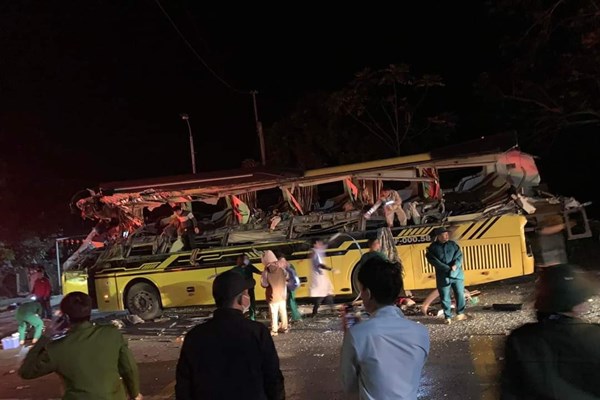 10 người thương vong trong vụ tai nạn thảm khốc trên Quốc lộ 2 - Anh 1