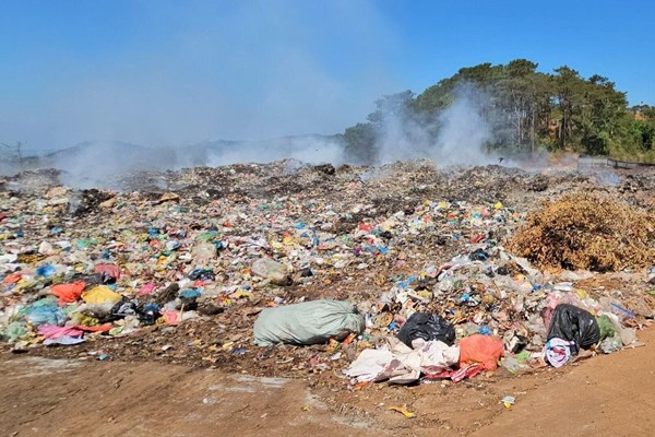 Người dân bức xúc vì bãi rác ở bon Đắk B’lao gây ô nhiễm - Anh 2