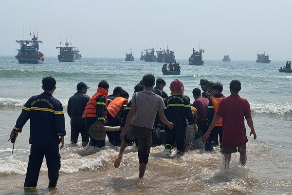 Quảng Ngãi: Tàu cá ngư dân đang neo đậu bốc cháy dữ dội - Anh 2