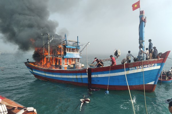 Quảng Ngãi: Tàu cá ngư dân đang neo đậu bốc cháy dữ dội - Anh 1