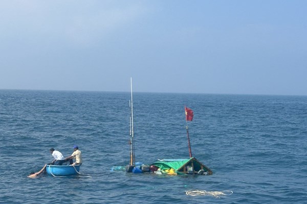 Tìm thấy thi thể nghi của ngư dân vụ chìm tàu cá ở Quảng Ngãi - Anh 1