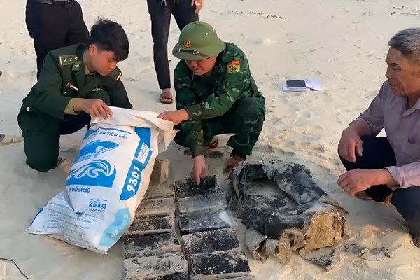 Phát hiện 20kg chất ma tuý trôi dạt vào bờ biển Quảng Bình - Anh 1