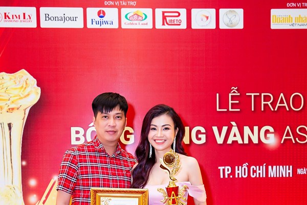 Vợ chồng ca sĩ Tuấn Anh nhận cúp Bông hồng vàng Asean 2024 - Anh 2
