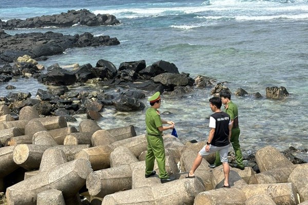 Liên tục phát hiện ma túy trôi dạt vào bờ biển ở Quảng Ngãi - Anh 2