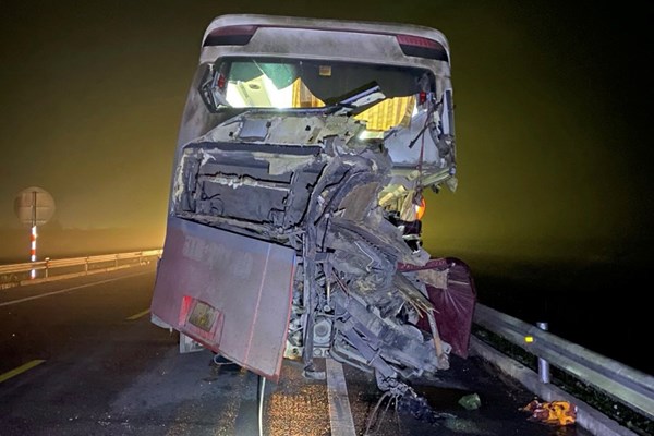 Tai nạn nghiêm trọng trên cao tốc Cam Lộ - La Sơn, 2 người tử vong tại chỗ - Anh 1