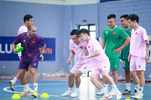 Tuyển Futsal Việt Nam tích cực tập luyện trong ngày đầu hội quân - Anh 1