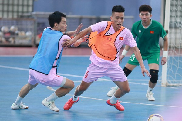 Tuyển Futsal Việt Nam tích cực tập luyện trong ngày đầu hội quân - Anh 2