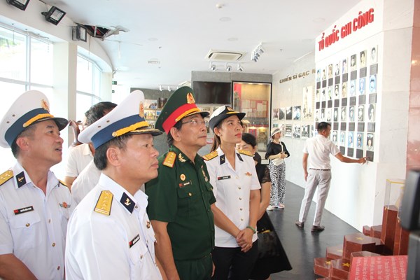 Dâng hương tưởng niệm 64 anh hùng, liệt sĩ tại Khu tưởng niệm chiến sĩ Gạc Ma - Anh 2