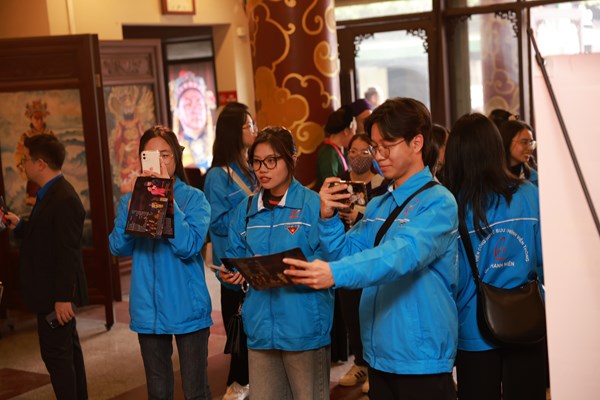 Đoàn viên thanh niên đến với nhà hát nghệ thuật truyền thống: Những “đại sứ” gìn giữ, phát huy văn hóa Việt Nam - Anh 1