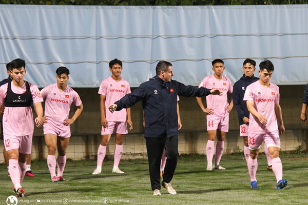 Tuyển Việt Nam tích cực tập luyện, chuẩn bị cho 2 trận đấu với Indonesia - Anh 2