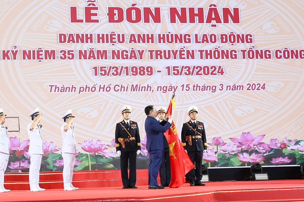 Nhà khai thác cảng biển lớn nhất Việt Nam đón nhận Anh hùng Lao động - Anh 1
