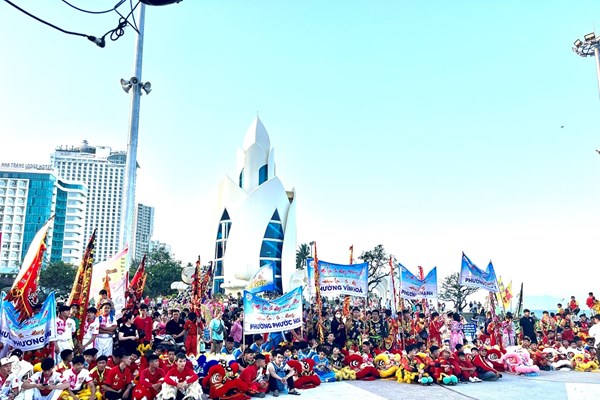 Tưng bừng Lễ hội Lân - Sư - Rồng giữa phố biển Nha Trang - Anh 10