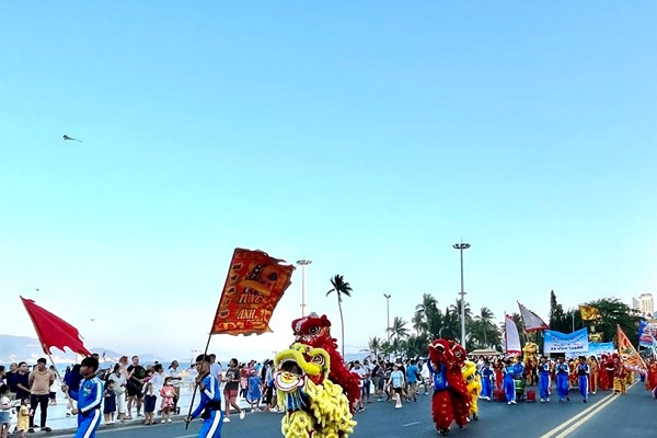 Tưng bừng Lễ hội Lân - Sư - Rồng giữa phố biển Nha Trang - Anh 2