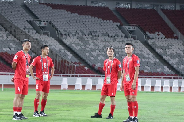 Tuyển Việt Nam tham quan “chảo lửa” Gelora Bung Karno trước trận gặp Indonesia - Anh 2